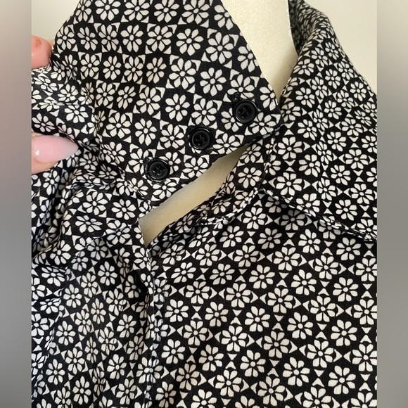 Black and White Stylized Flower Blouse XS - Picture 2 of 6